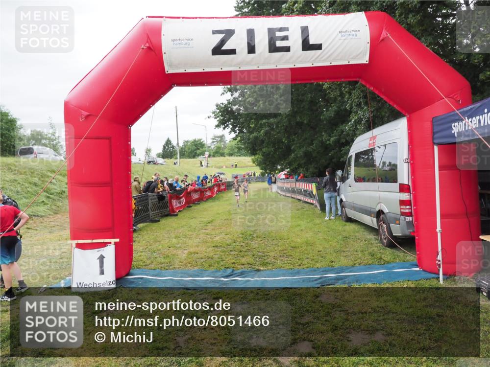 21.06.2025 - 27. Vierlanden-Triathlon MichiJ http://msf.ph/oto/8051466 15.06.2026 15:26:33 Ziel 1335 meine-sportfotos.de