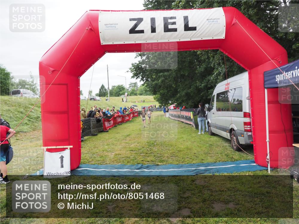 21.06.2025 - 27. Vierlanden-Triathlon MichiJ http://msf.ph/oto/8051468 15.06.2026 15:26:34 Ziel 1335, 1364 meine-sportfotos.de