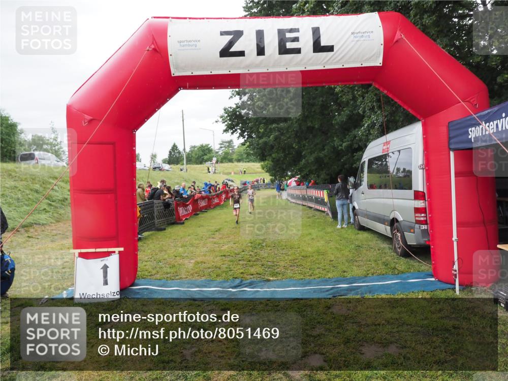 21.06.2025 - 27. Vierlanden-Triathlon MichiJ http://msf.ph/oto/8051469 15.06.2026 15:26:34 Ziel 1335, 1364 meine-sportfotos.de