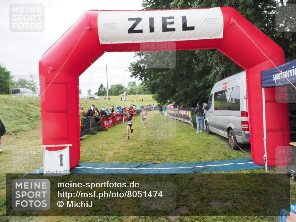 21.06.2025 - 27. Vierlanden-Triathlon MichiJ http://msf.ph/oto/8051474 15.06.2026 15:26:35 Ziel 1335, 1364 meine-sportfotos.de