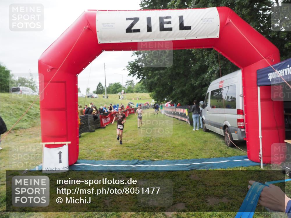 21.06.2025 - 27. Vierlanden-Triathlon MichiJ http://msf.ph/oto/8051477 15.06.2026 15:26:36 Ziel 1335, 1364 meine-sportfotos.de