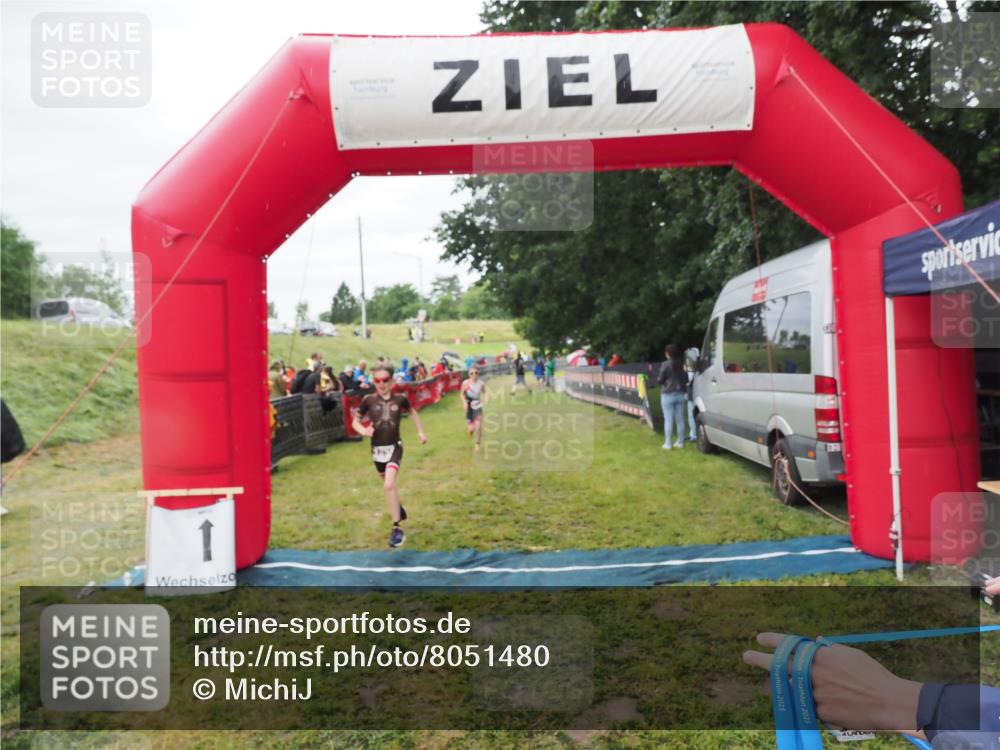 21.06.2025 - 27. Vierlanden-Triathlon MichiJ http://msf.ph/oto/8051480 15.06.2026 15:26:36 Ziel 1335, 1364 meine-sportfotos.de