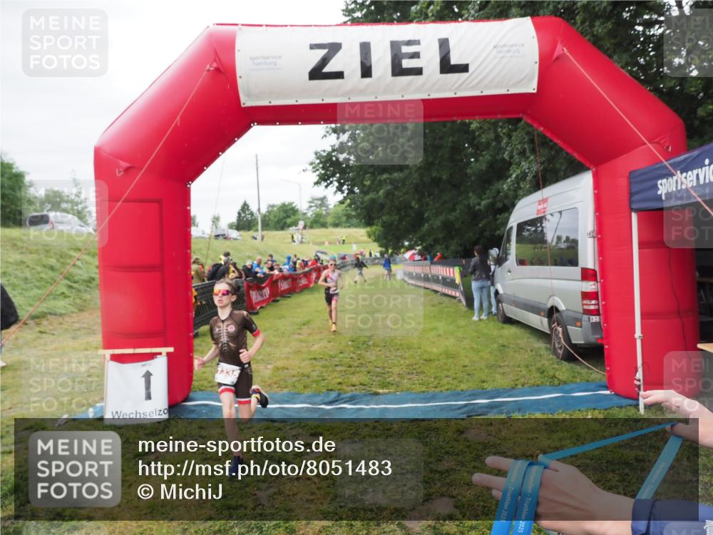 21.06.2025 - 27. Vierlanden-Triathlon MichiJ http://msf.ph/oto/8051483 15.06.2026 15:26:36 Ziel 1335, 1364 meine-sportfotos.de