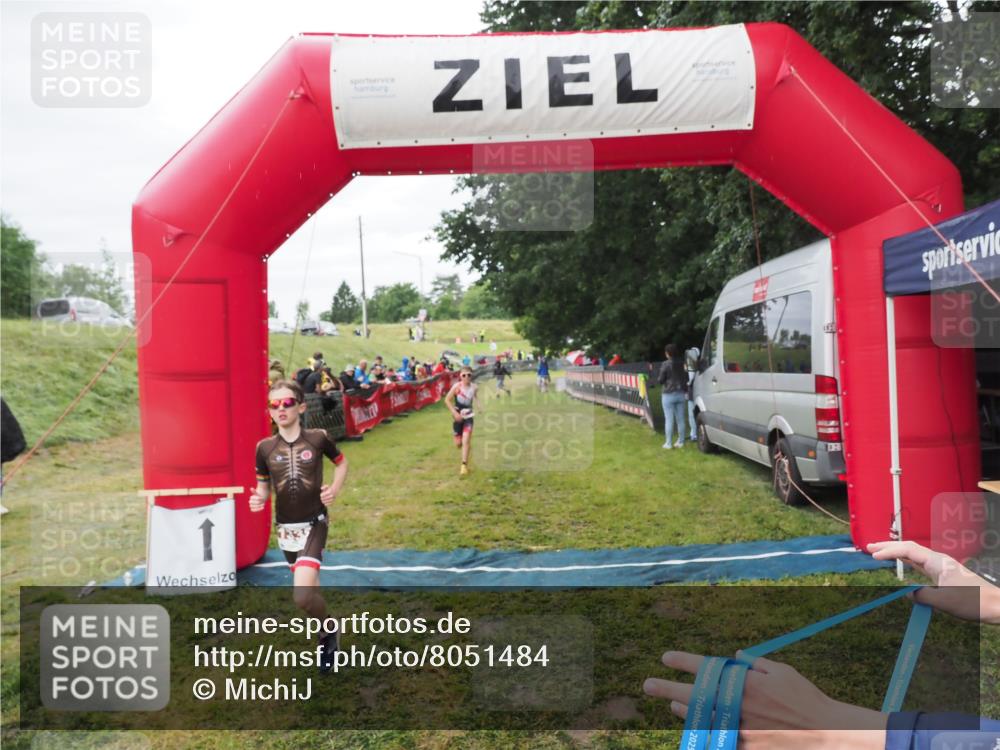 21.06.2025 - 27. Vierlanden-Triathlon MichiJ http://msf.ph/oto/8051484 15.06.2026 15:26:37 Ziel 1335, 1364 meine-sportfotos.de