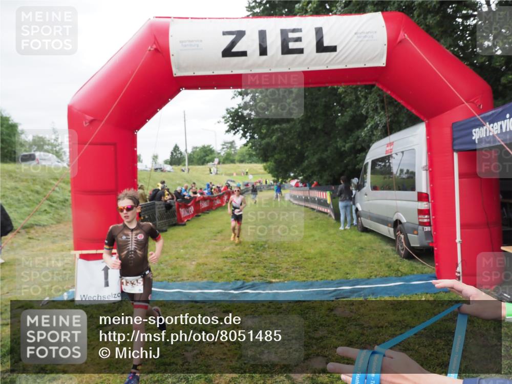 21.06.2025 - 27. Vierlanden-Triathlon MichiJ http://msf.ph/oto/8051485 15.06.2026 15:26:37 Ziel 1335, 1364 meine-sportfotos.de