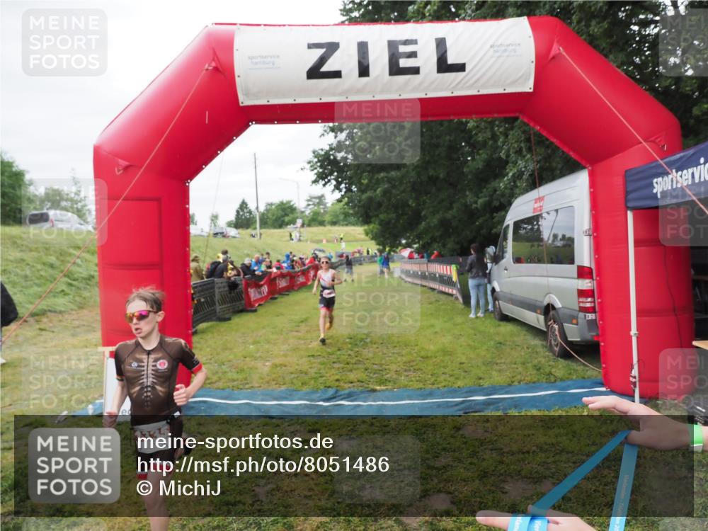 21.06.2025 - 27. Vierlanden-Triathlon MichiJ http://msf.ph/oto/8051486 15.06.2026 15:26:37 Ziel 1335, 1364 meine-sportfotos.de