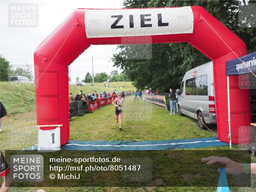 21.06.2025 - 27. Vierlanden-Triathlon MichiJ http://msf.ph/oto/8051487 15.06.2026 15:26:37 Ziel 1335, 1364 meine-sportfotos.de