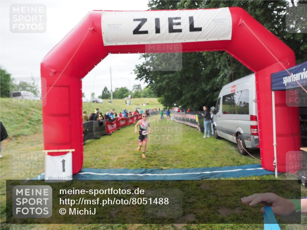 21.06.2025 - 27. Vierlanden-Triathlon MichiJ http://msf.ph/oto/8051488 15.06.2026 15:26:37 Ziel 1335, 1364 meine-sportfotos.de