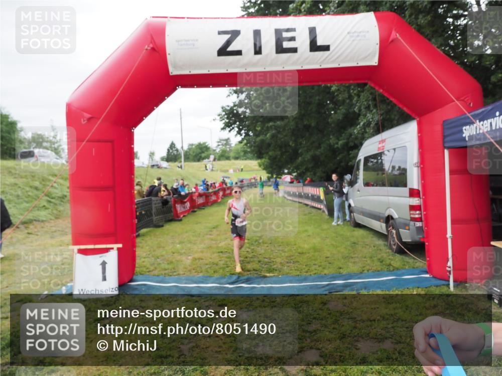21.06.2025 - 27. Vierlanden-Triathlon MichiJ http://msf.ph/oto/8051490 15.06.2026 15:26:38 Ziel 1335, 1364 meine-sportfotos.de