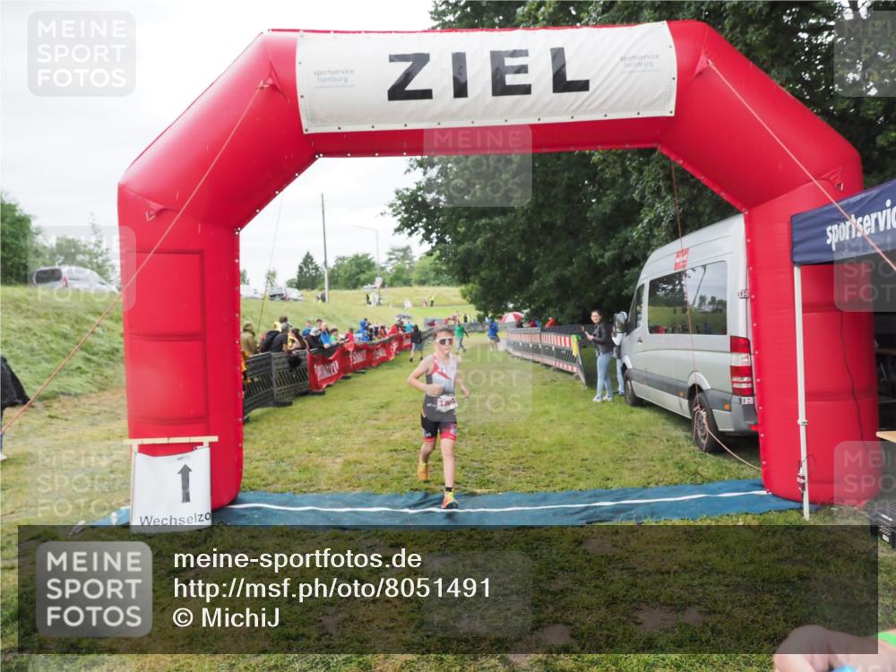 21.06.2025 - 27. Vierlanden-Triathlon MichiJ http://msf.ph/oto/8051491 15.06.2026 15:26:38 Ziel 1335, 1364 meine-sportfotos.de