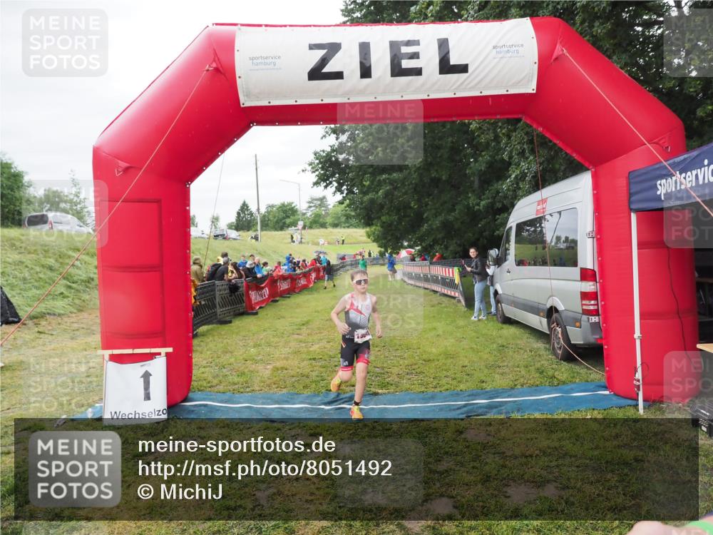 21.06.2025 - 27. Vierlanden-Triathlon MichiJ http://msf.ph/oto/8051492 15.06.2026 15:26:38 Ziel 1335, 1364 meine-sportfotos.de