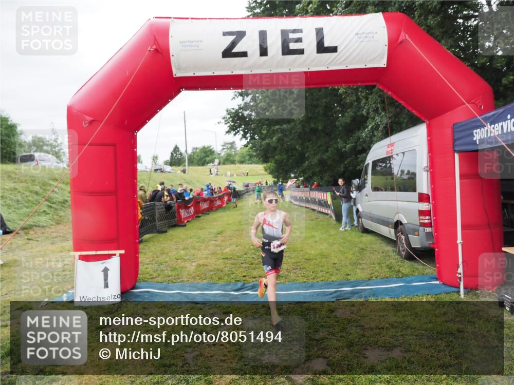 21.06.2025 - 27. Vierlanden-Triathlon MichiJ http://msf.ph/oto/8051494 15.06.2026 15:26:38 Ziel 1335, 1364 meine-sportfotos.de