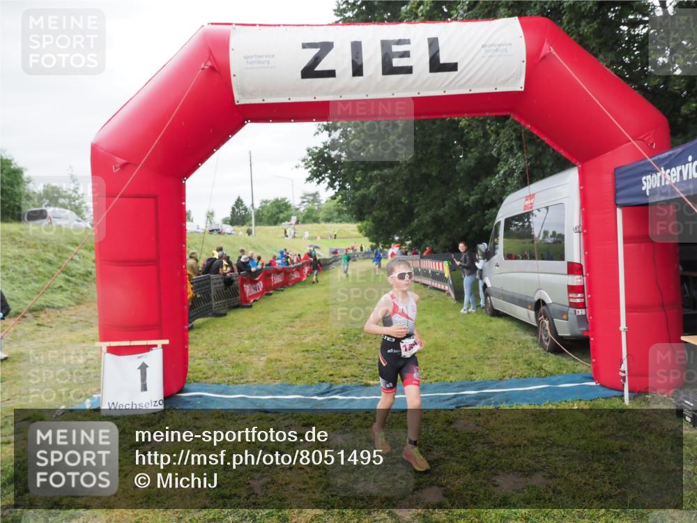 21.06.2025 - 27. Vierlanden-Triathlon MichiJ http://msf.ph/oto/8051495 15.06.2026 15:26:38 Ziel 1335, 1364 meine-sportfotos.de