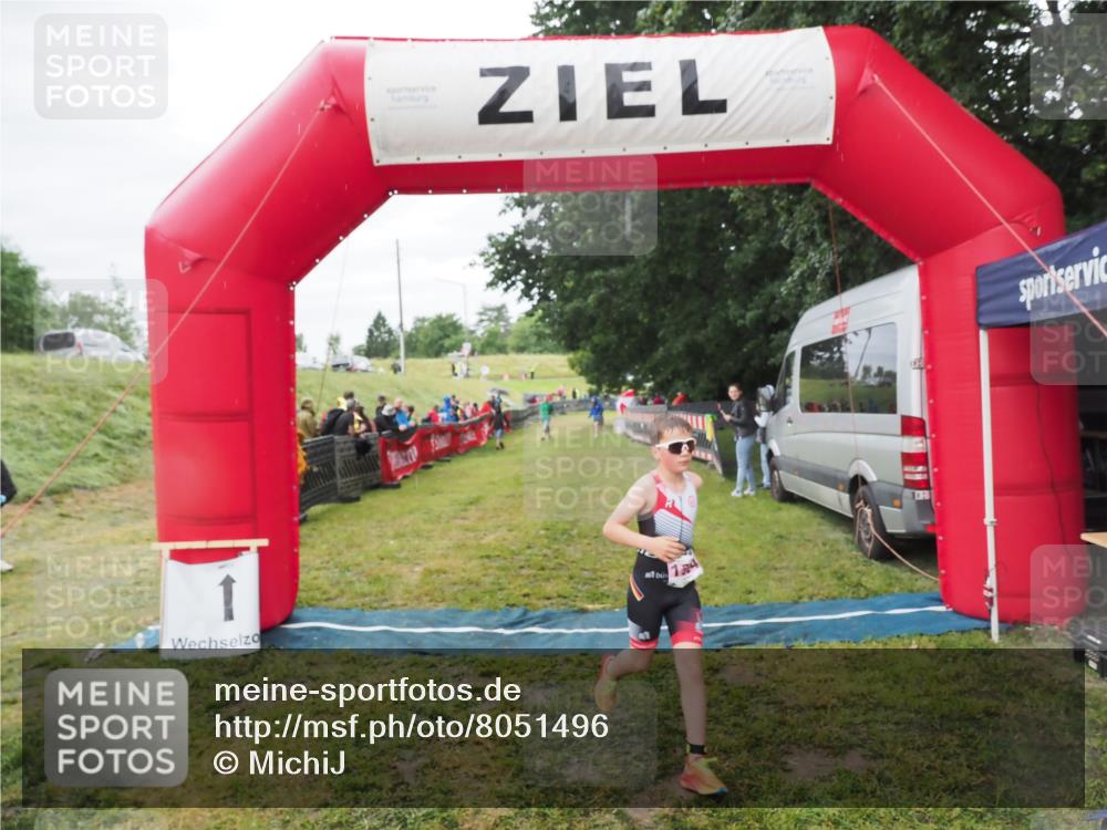 21.06.2025 - 27. Vierlanden-Triathlon MichiJ http://msf.ph/oto/8051496 15.06.2026 15:26:39 Ziel 1335, 1364 meine-sportfotos.de