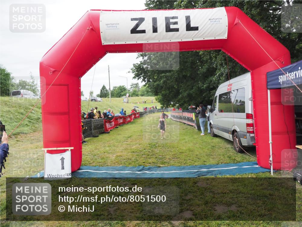 21.06.2025 - 27. Vierlanden-Triathlon MichiJ http://msf.ph/oto/8051500 15.06.2026 15:26:59 Ziel 1341, 1368 meine-sportfotos.de