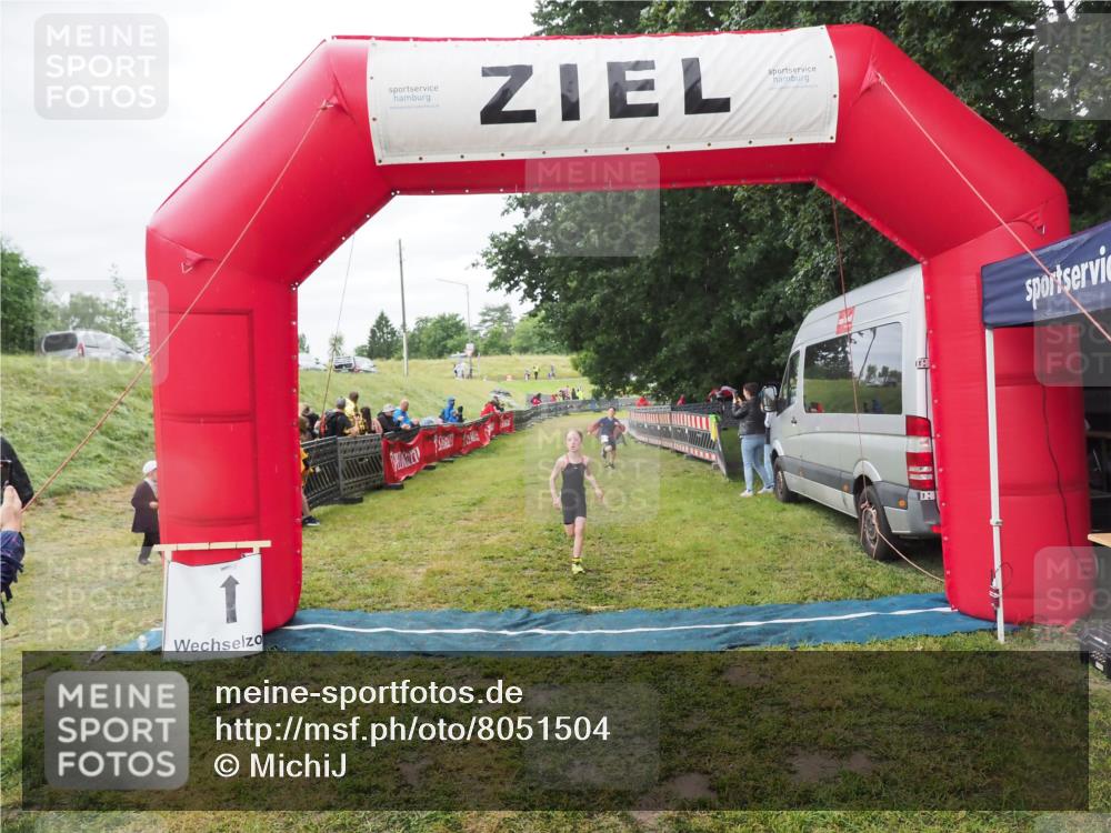21.06.2025 - 27. Vierlanden-Triathlon MichiJ http://msf.ph/oto/8051504 15.06.2026 15:27:00 Ziel 1341, 1368 meine-sportfotos.de