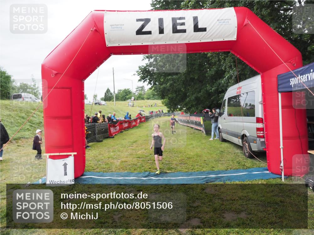 21.06.2025 - 27. Vierlanden-Triathlon MichiJ http://msf.ph/oto/8051506 15.06.2026 15:27:00 Ziel 1341, 1368 meine-sportfotos.de