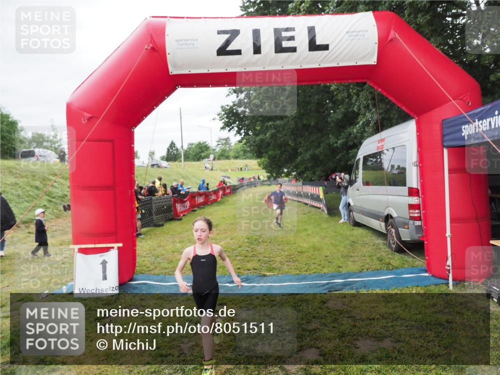 21.06.2025 - 27. Vierlanden-Triathlon MichiJ http://msf.ph/oto/8051511 15.06.2026 15:27:01 Ziel 1341, 1368 meine-sportfotos.de