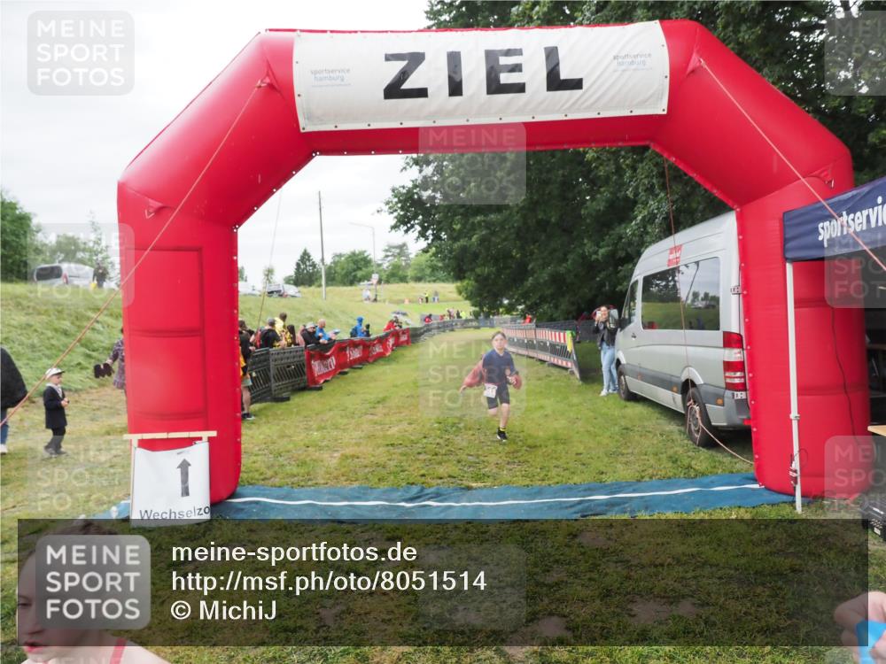 21.06.2025 - 27. Vierlanden-Triathlon MichiJ http://msf.ph/oto/8051514 15.06.2026 15:27:02 Ziel 1341, 1368 meine-sportfotos.de