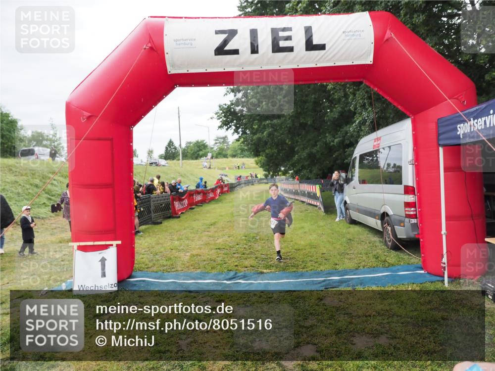 21.06.2025 - 27. Vierlanden-Triathlon MichiJ http://msf.ph/oto/8051516 15.06.2026 15:27:02 Ziel 1341, 1368 meine-sportfotos.de