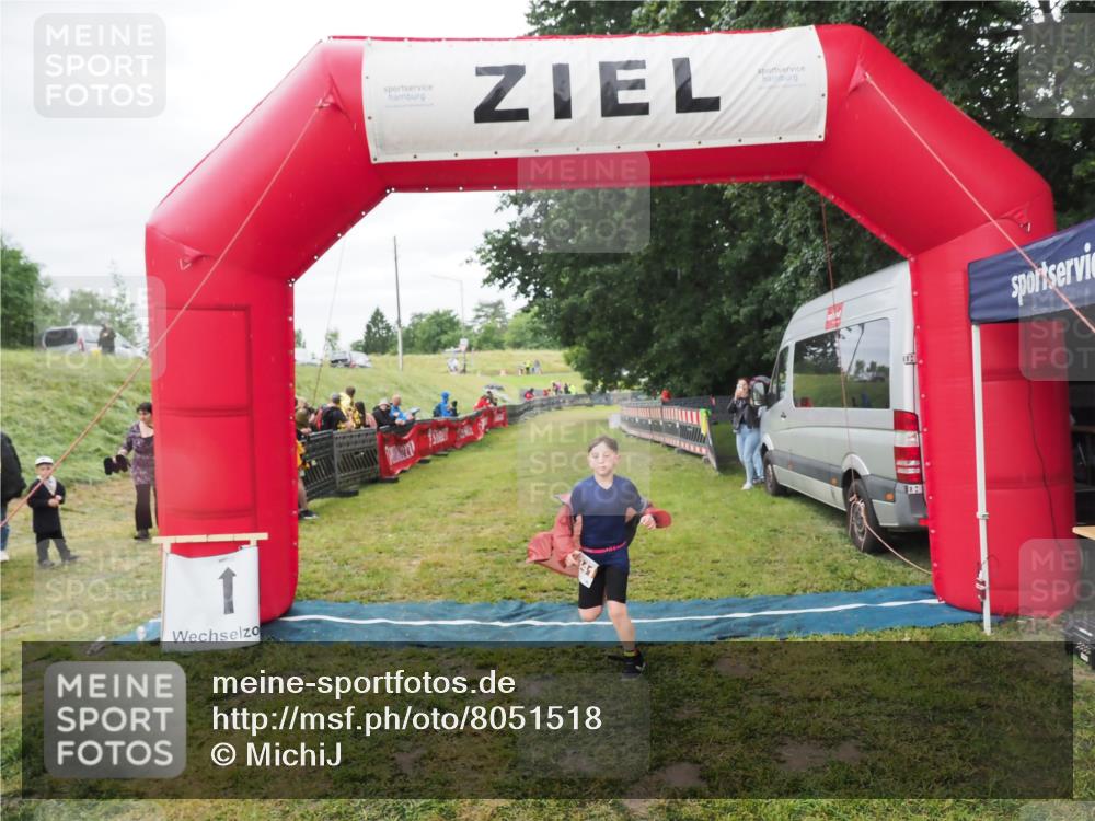 21.06.2025 - 27. Vierlanden-Triathlon MichiJ http://msf.ph/oto/8051518 15.06.2026 15:27:02 Ziel 1341, 1368 meine-sportfotos.de