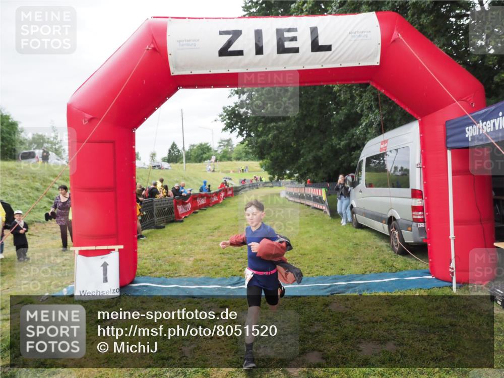 21.06.2025 - 27. Vierlanden-Triathlon MichiJ http://msf.ph/oto/8051520 15.06.2026 15:27:03 Ziel 1341, 1368 meine-sportfotos.de