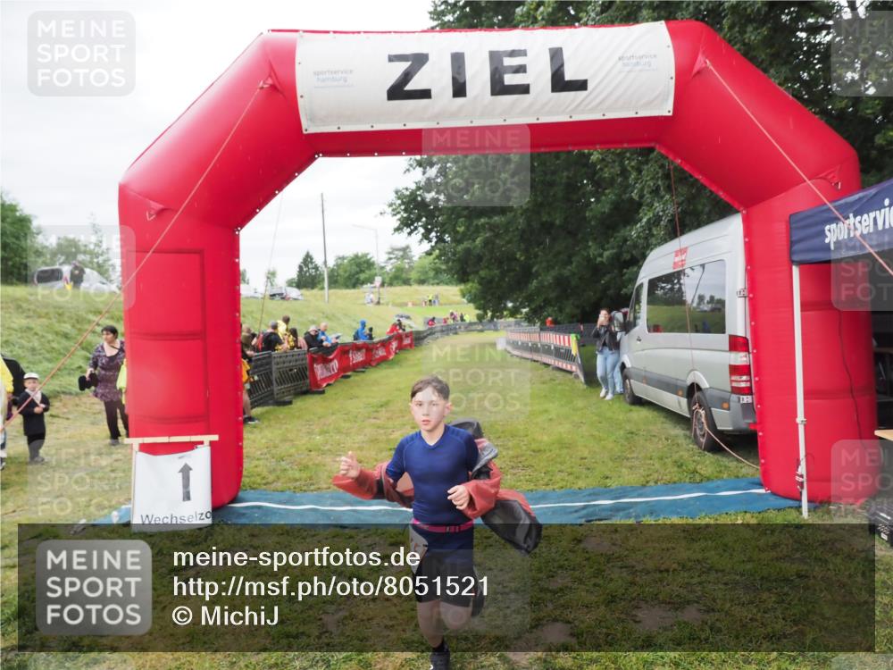 21.06.2025 - 27. Vierlanden-Triathlon MichiJ http://msf.ph/oto/8051521 15.06.2026 15:27:03 Ziel 1341, 1368 meine-sportfotos.de