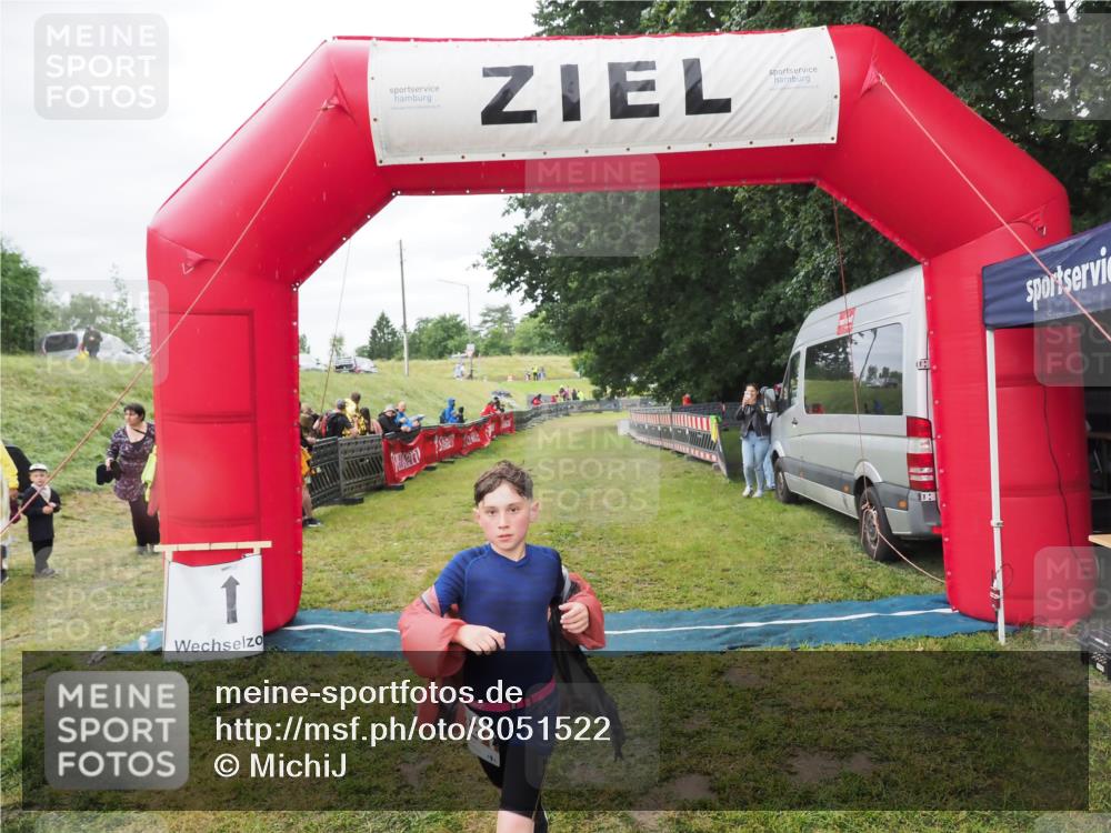21.06.2025 - 27. Vierlanden-Triathlon MichiJ http://msf.ph/oto/8051522 15.06.2026 15:27:03 Ziel 1341, 1368 meine-sportfotos.de