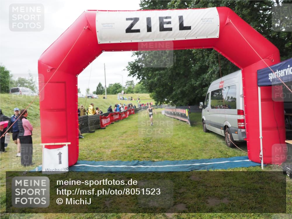 21.06.2025 - 27. Vierlanden-Triathlon MichiJ http://msf.ph/oto/8051523 15.06.2026 15:28:26 Ziel 1322 meine-sportfotos.de