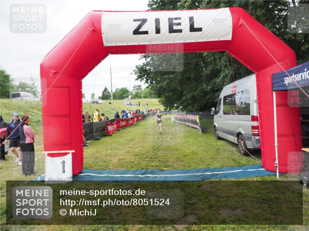21.06.2025 - 27. Vierlanden-Triathlon MichiJ http://msf.ph/oto/8051524 15.06.2026 15:28:27 Ziel 1322 meine-sportfotos.de
