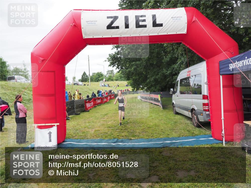 21.06.2025 - 27. Vierlanden-Triathlon MichiJ http://msf.ph/oto/8051528 15.06.2026 15:28:28 Ziel 1322 meine-sportfotos.de