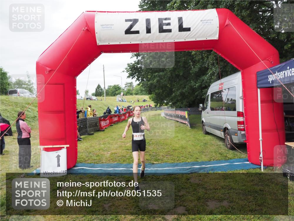 21.06.2025 - 27. Vierlanden-Triathlon MichiJ http://msf.ph/oto/8051535 15.06.2026 15:28:30 Ziel 1322 meine-sportfotos.de
