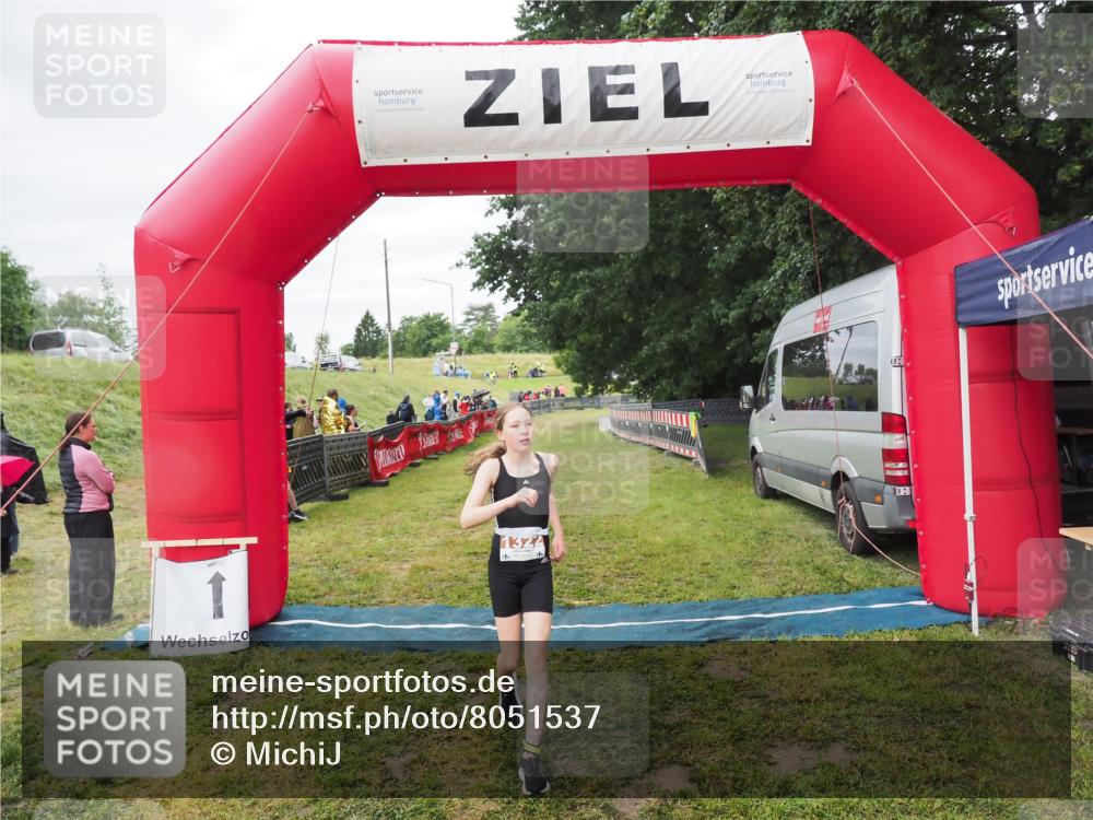 21.06.2025 - 27. Vierlanden-Triathlon MichiJ http://msf.ph/oto/8051537 15.06.2026 15:28:30 Ziel 1322 meine-sportfotos.de