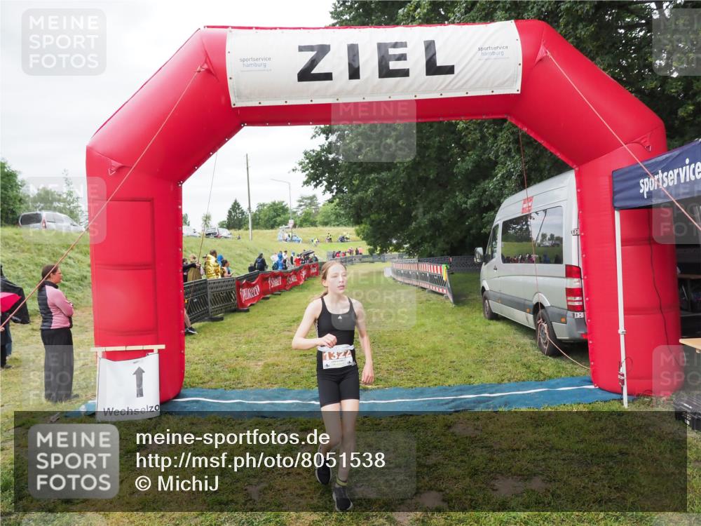 21.06.2025 - 27. Vierlanden-Triathlon MichiJ http://msf.ph/oto/8051538 15.06.2026 15:28:30 Ziel 1322 meine-sportfotos.de