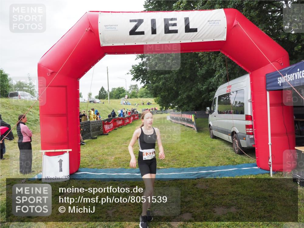 21.06.2025 - 27. Vierlanden-Triathlon MichiJ http://msf.ph/oto/8051539 15.06.2026 15:28:30 Ziel 1322 meine-sportfotos.de