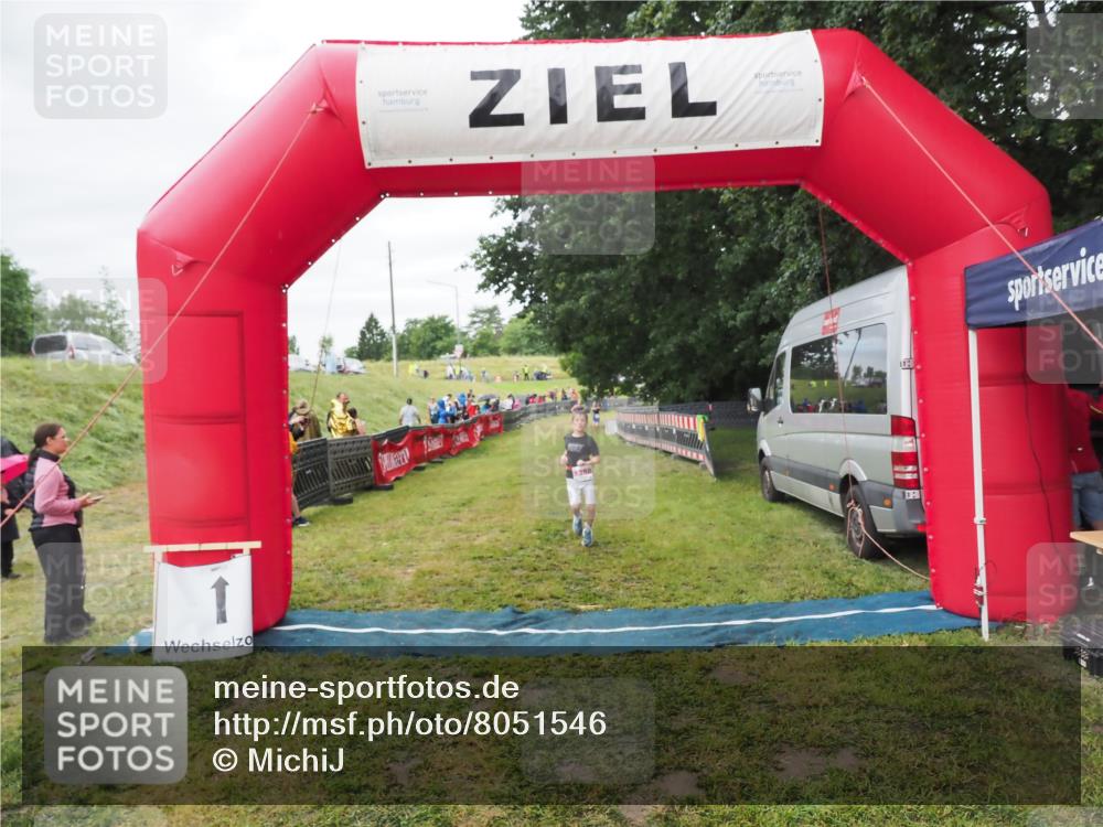 21.06.2025 - 27. Vierlanden-Triathlon MichiJ http://msf.ph/oto/8051546 15.06.2026 15:28:50 Ziel 1358 meine-sportfotos.de