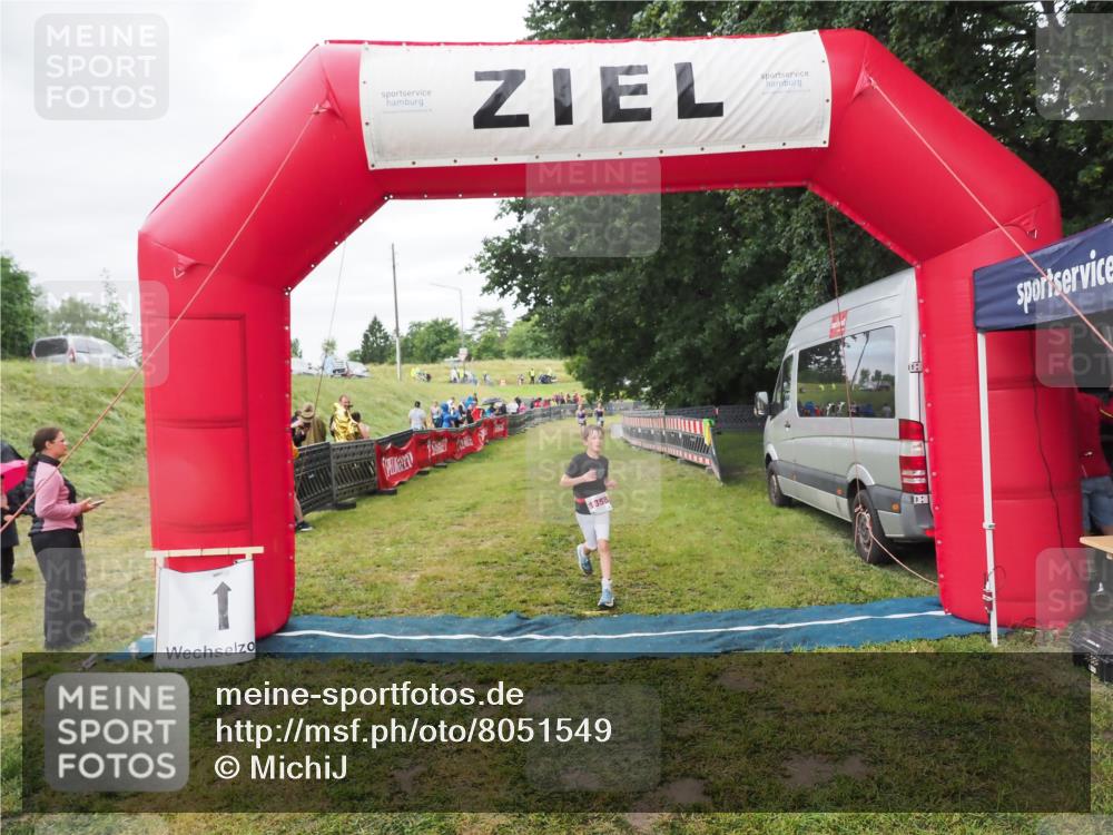 21.06.2025 - 27. Vierlanden-Triathlon MichiJ http://msf.ph/oto/8051549 15.06.2026 15:28:50 Ziel 1358 meine-sportfotos.de