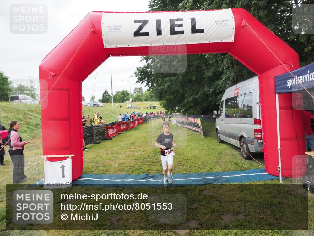 21.06.2025 - 27. Vierlanden-Triathlon MichiJ http://msf.ph/oto/8051553 15.06.2026 15:28:51 Ziel 1326, 1358 meine-sportfotos.de