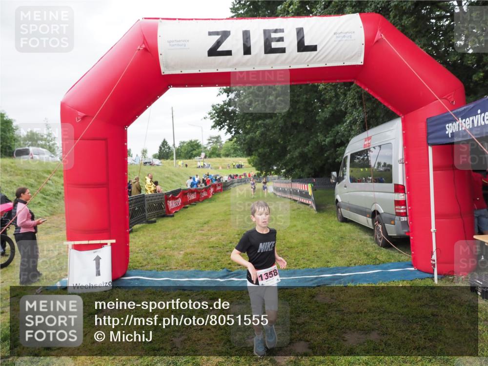 21.06.2025 - 27. Vierlanden-Triathlon MichiJ http://msf.ph/oto/8051555 15.06.2026 15:28:51 Ziel 1326, 1358 meine-sportfotos.de
