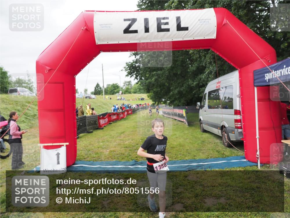 21.06.2025 - 27. Vierlanden-Triathlon MichiJ http://msf.ph/oto/8051556 15.06.2026 15:28:52 Ziel 1321, 1326, 1358 meine-sportfotos.de