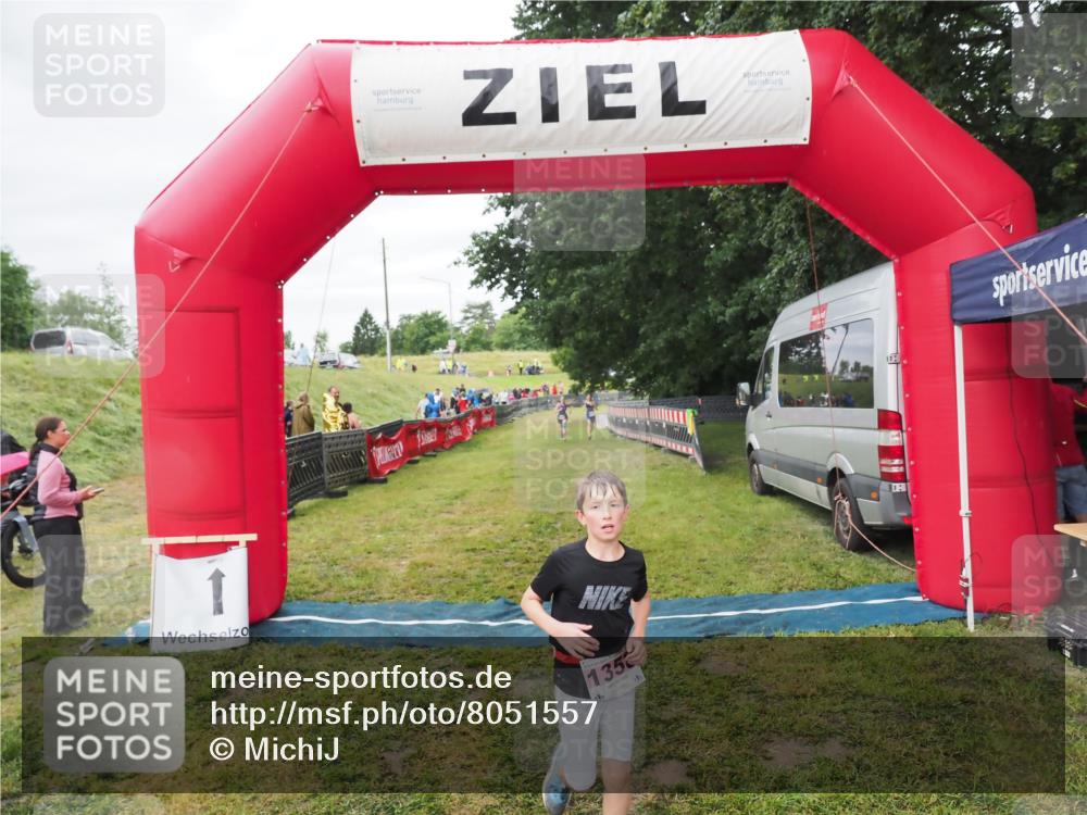 21.06.2025 - 27. Vierlanden-Triathlon MichiJ http://msf.ph/oto/8051557 15.06.2026 15:28:52 Ziel 1321, 1326, 1358 meine-sportfotos.de