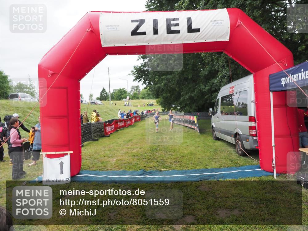 21.06.2025 - 27. Vierlanden-Triathlon MichiJ http://msf.ph/oto/8051559 15.06.2026 15:28:54 Ziel 1321, 1326, 1358 meine-sportfotos.de