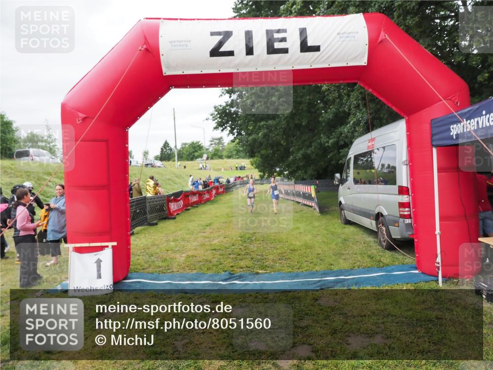 21.06.2025 - 27. Vierlanden-Triathlon MichiJ http://msf.ph/oto/8051560 15.06.2026 15:28:54 Ziel 1321, 1326, 1358 meine-sportfotos.de