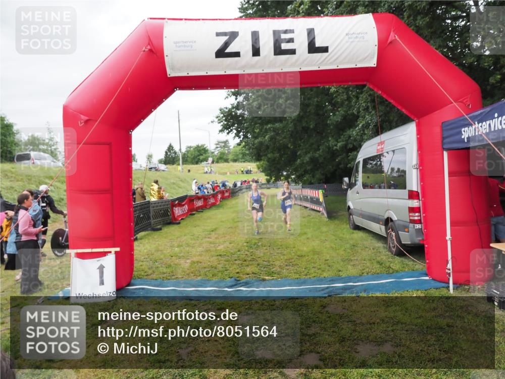 21.06.2025 - 27. Vierlanden-Triathlon MichiJ http://msf.ph/oto/8051564 15.06.2026 15:28:55 Ziel 1321, 1326, 1358 meine-sportfotos.de
