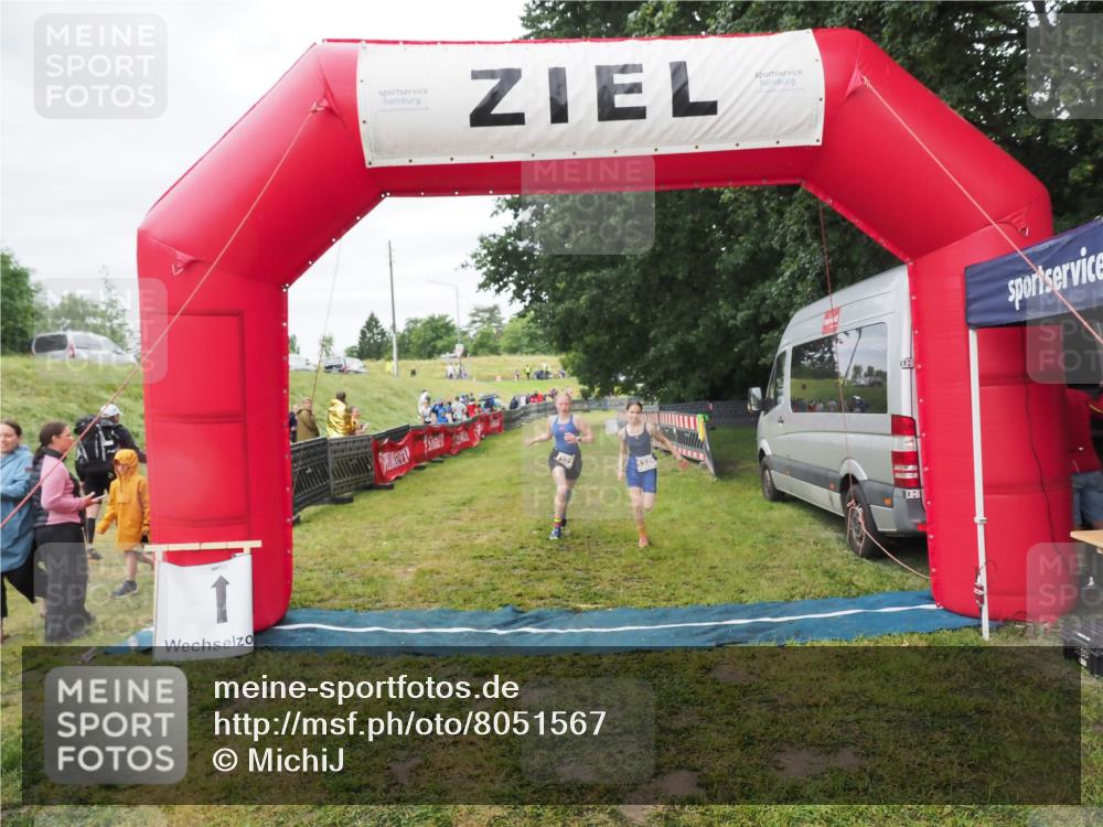 21.06.2025 - 27. Vierlanden-Triathlon MichiJ http://msf.ph/oto/8051567 15.06.2026 15:28:55 Ziel 1321, 1326, 1358 meine-sportfotos.de
