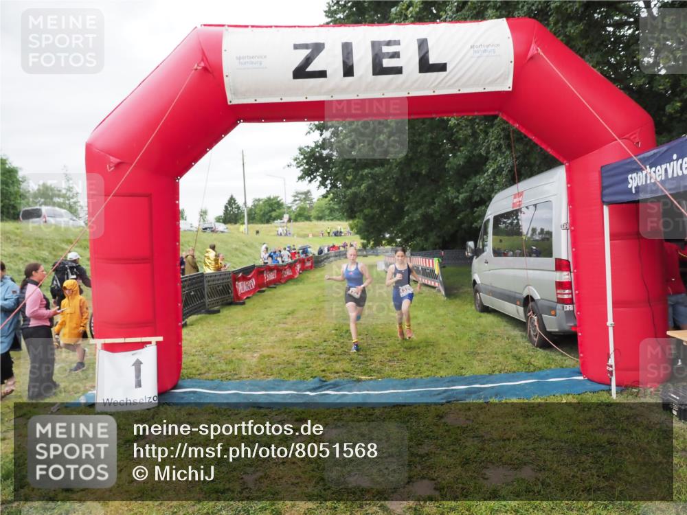 21.06.2025 - 27. Vierlanden-Triathlon MichiJ http://msf.ph/oto/8051568 15.06.2026 15:28:55 Ziel 1321, 1326, 1358 meine-sportfotos.de