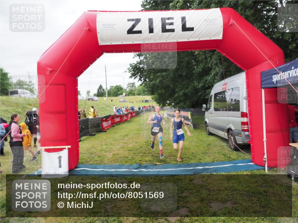 21.06.2025 - 27. Vierlanden-Triathlon MichiJ http://msf.ph/oto/8051569 15.06.2026 15:28:56 Ziel 1321, 1326, 1358 meine-sportfotos.de