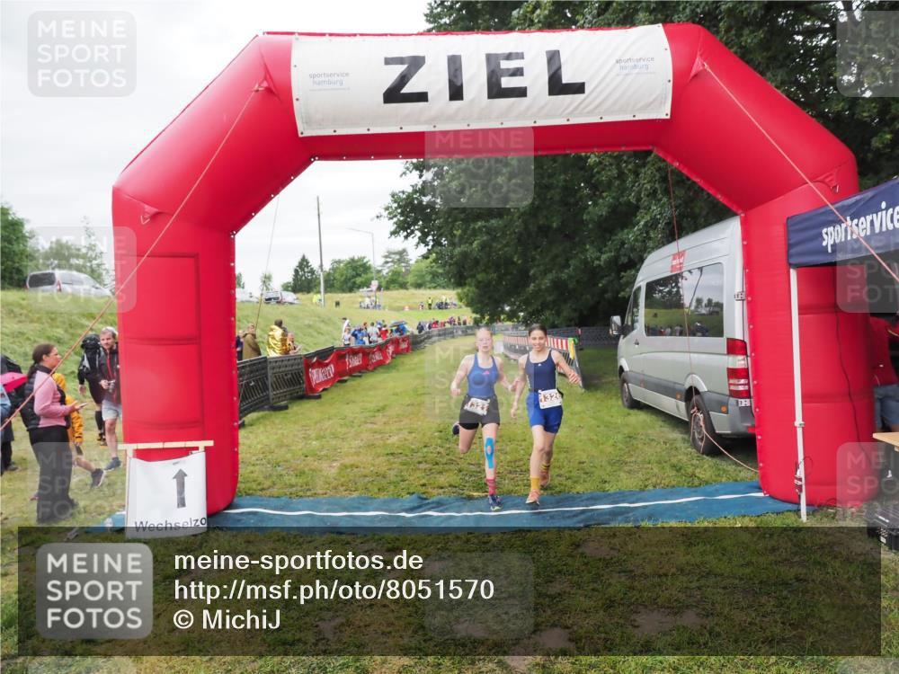 21.06.2025 - 27. Vierlanden-Triathlon MichiJ http://msf.ph/oto/8051570 15.06.2026 15:28:56 Ziel 1321, 1326, 1358 meine-sportfotos.de