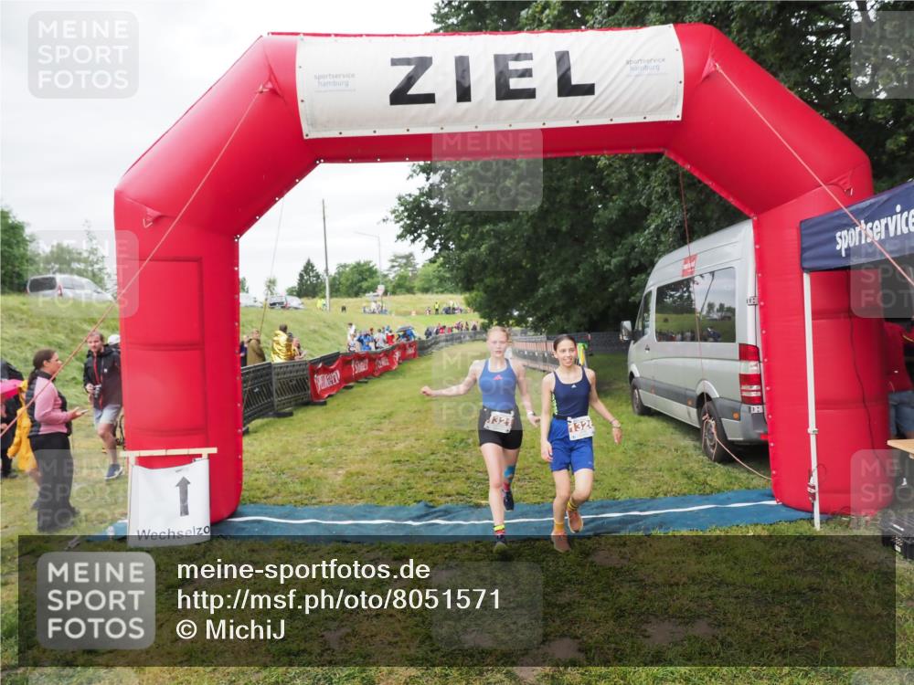 21.06.2025 - 27. Vierlanden-Triathlon MichiJ http://msf.ph/oto/8051571 15.06.2026 15:28:56 Ziel 1321, 1326, 1358 meine-sportfotos.de