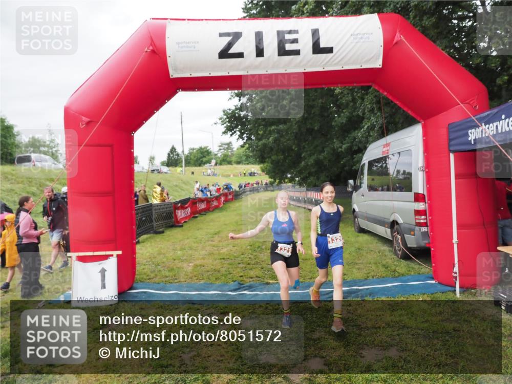 21.06.2025 - 27. Vierlanden-Triathlon MichiJ http://msf.ph/oto/8051572 15.06.2026 15:28:56 Ziel 1321, 1326, 1358 meine-sportfotos.de